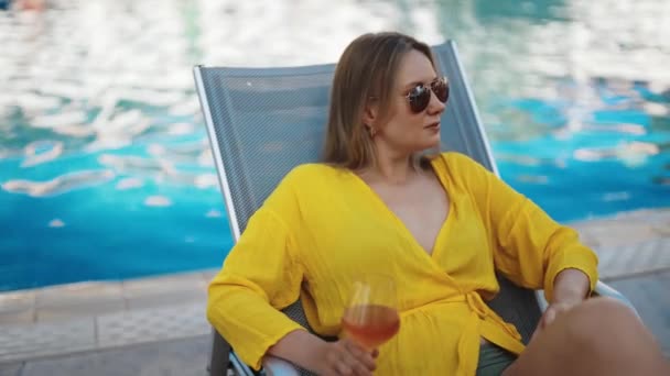 Jolie Femme Avec Vin Relaxant Bord Piscine Clip Vidéo