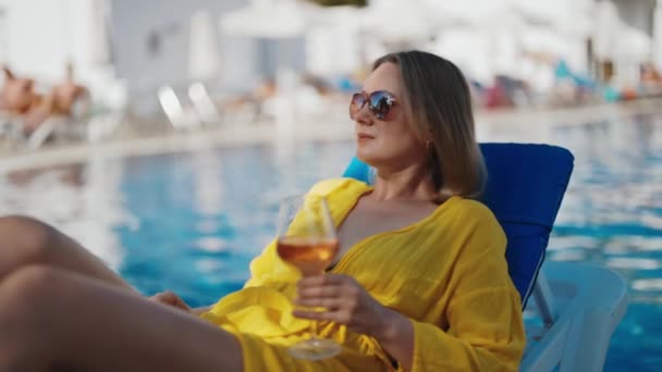 プールでリラックスしたワインの可愛い女性 — ストック動画