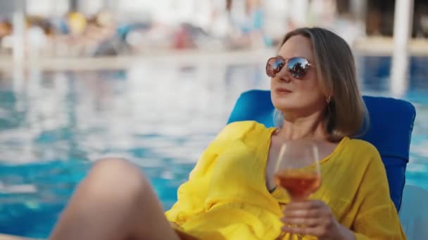 Şarabı Olan Güzel Bir Kadın Havuzda Dinleniyor — Stok video