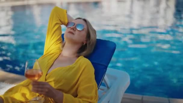 Mooie Vrouw Met Wijn Ontspannen Bij Het Zwembad Rechtenvrije Stockvideo