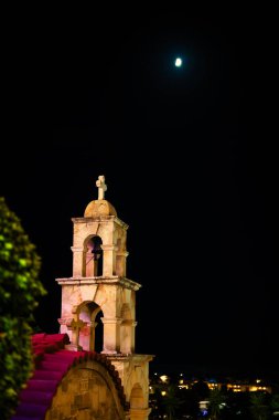 Ayın altında geceleri küçük Yunan kilisesi.