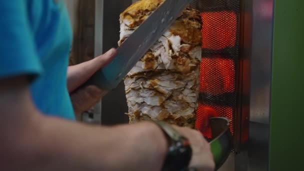 Manusia Memotong Daging Segar Pada Ludah Shawarma — Stok Video