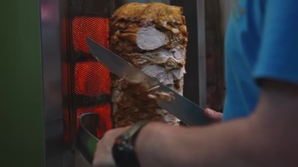 Man Snijden Sappig Vlees Shawarma Spuug — Stockvideo