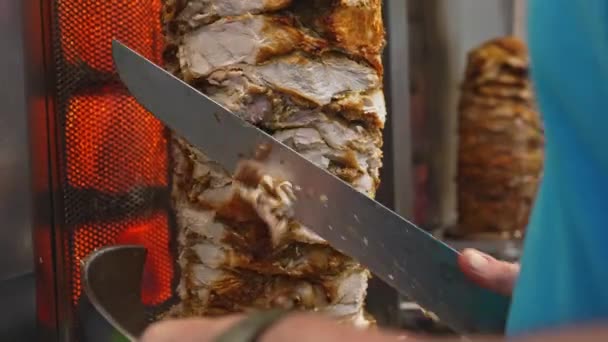 Man Cutting Juicy Meat Shawarma Spit — Stock Video