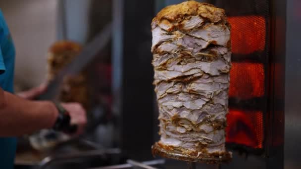Άνθρωπος Κόβει Ζουμερό Κρέας Στη Σούβλα Shawarma — Αρχείο Βίντεο