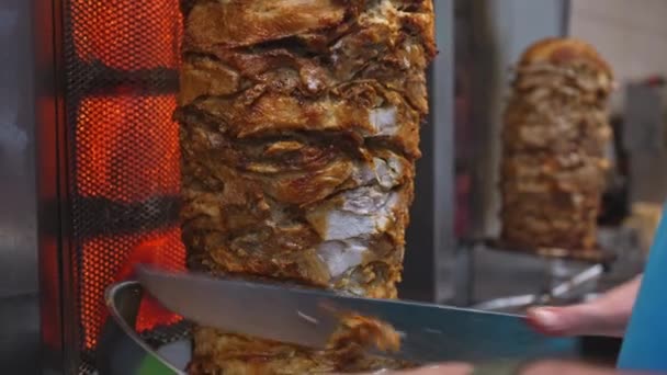 Mann Schneidet Saftiges Fleisch Shawarma Spieß — Stockvideo