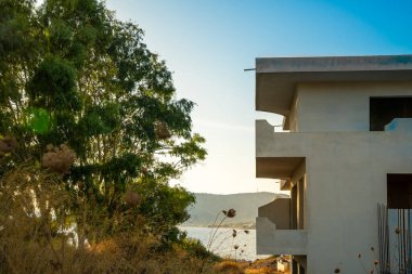 Bitmemiş özel villa. Ekonomik kriz kavramı.