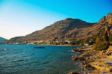 Rodos adasında evleri olan Pefki plajı.