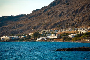 Rodos adasında evleri olan Pefki plajı.