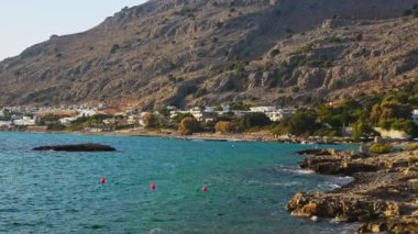 Rodos adasında evleri olan Pefki plajı.