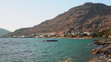 Rodos adasında evleri olan Pefki plajı.