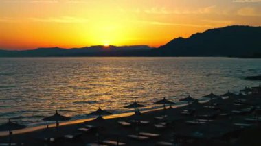 Gün batımında güneşlenen kumsal.