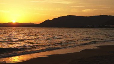 Yunanistan 'ın Rodos adasındaki Pefki plajında güzel bir gün batımı.