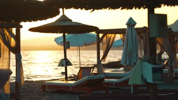 Strandkabinen Und Liegestühle Strand Bei Sonnenuntergang — Stockvideo