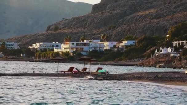 Praia Pefki Com Casas Ilha Rhodes — Vídeo de Stock