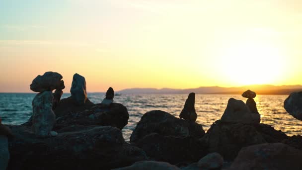 落日海滩上的许多Zen石头 — 图库视频影像
