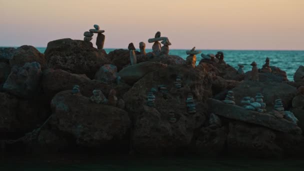 Veel Zen Stenen Het Strand Bij Zonsondergang — Stockvideo