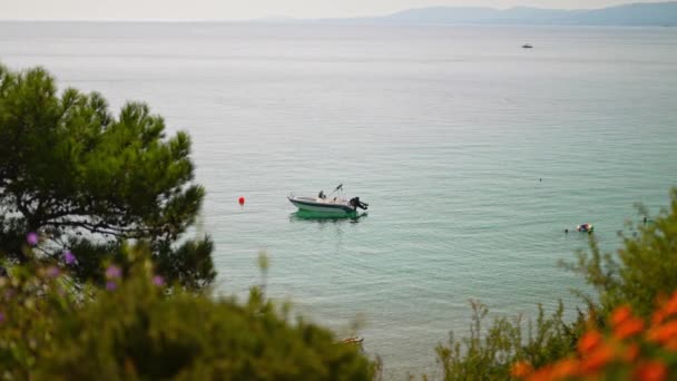 Eine Wunderschöne Bucht Mit Einem Motorboot Lizenzfreies Stock-Filmmaterial