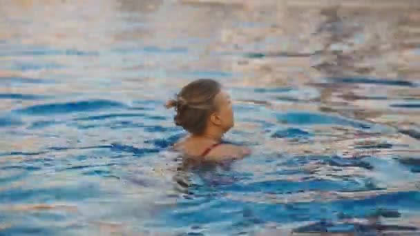 Vrouw Zwemt Een Zwembad Buiten — Stockvideo