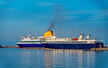 Gemiler Rodos adasının limanına demirledi..