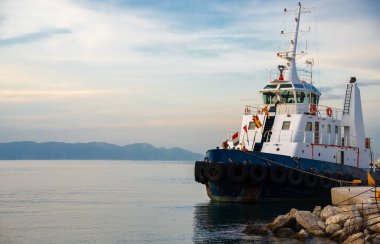 Modern römorkör deniz limanına demirlemiş..