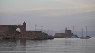 Rodos adasındaki Kolona Limanı Rodos şehrinde.