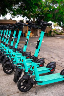 Kiralık alanda bir sürü elektrikli scooter var..