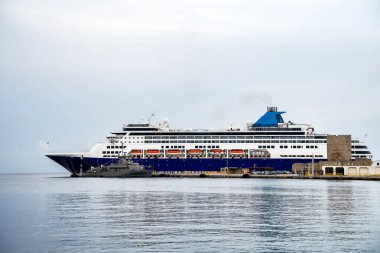 Yolcu gemisi ve askeri devriye botu limanda..