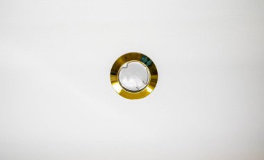 Alçıtaşının tavanına lamba yerleştirilmiş..