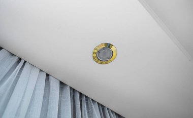 Alçıtaşının tavanına lamba yerleştirilmiş..