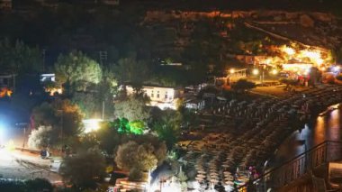 Yunanistan 'ın Rodos adasındaki gece Lindos plajı. Zaman Ayarı videosu.