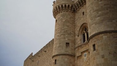 Rodos Kalesi 'nin görkemli duvarları.