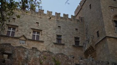 Rodos Kalesi 'nin görkemli duvarları.