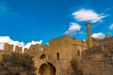 Yunanistan 'daki Lindos Akropolünün muazzam duvarları.