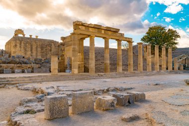 Akropolis of Lindos 'taki Büyük Helenistik Stoa' nın bir parçası.