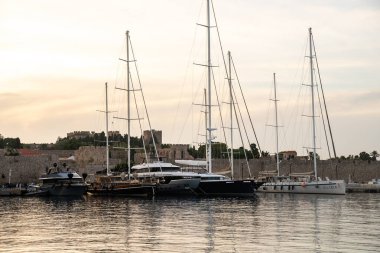 Rodos, Yunanistan - 21.10.2023: Rodos adasına demirlemiş gemi ve yatlar.