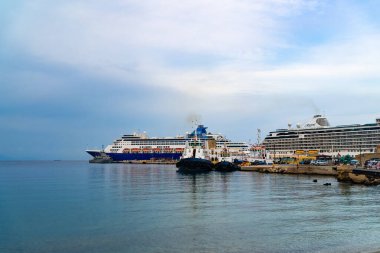 Rodos, Yunanistan - 21.10.2023: Rodos limanında gemiler.
