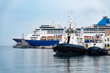 Rodos, Yunanistan - 21.10.2023: Rodos limanında gemiler.