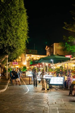 Rodos, Yunanistan - 21.10.2023: Geceleri Rodos, şehir merkezi.