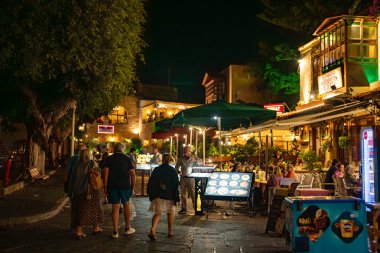 Rodos, Yunanistan - 21.10.2023: Geceleri Rodos, şehir merkezi.