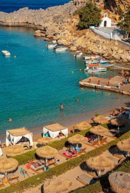 Lindos, Rodos, Yunanistan - 21.10.2023: Saint Paul Körfezi 'ndeki Agios Pavlos plajı.