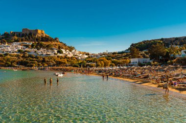 Lindos, Rodos, Yunanistan - 21.10.2023: Lindos halk plajı
