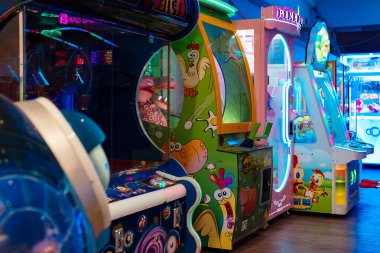 Rodos, Yunanistan - 21.10.2023: Oyun salonu.