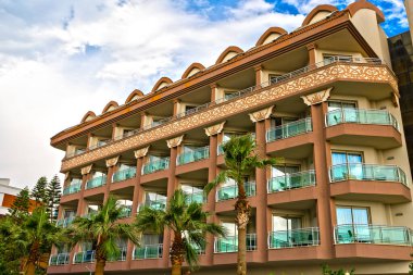 Yazın palmiye ağaçları olan bir apartman..