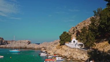 Lindos, Yunanistan - 23.10.2023: Lindos Akropolü ve St. Paul Körfezi 'ndeki plaj. Yazı.