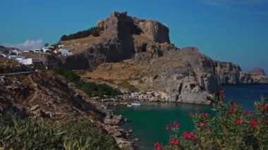 Lindos, Yunanistan - 23.10.2023: Lindos Akropolü ve St. Paul Körfezi 'ndeki plaj. Yazı.
