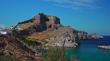 Lindos, Yunanistan - 23.10.2023: Lindos Akropolü ve St. Paul Körfezi 'ndeki plaj. Yazı.