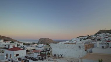 Lindos, Yunanistan - 23.10.2023: Lindos ve Acropolis 'in akşam manzarası. Yazı.