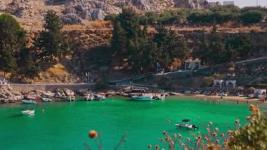 Lindos, Yunanistan - 23.10.2023: Saint Paul Körfezi 'ndeki Agios Pavlos plajı. Yazı.