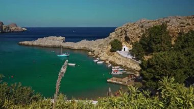 Lindos, Yunanistan - 23.10.2023: Saint Paul Körfezi 'ndeki Agios Pavlos plajı. Yazı.